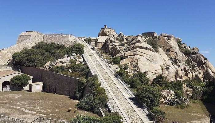 Fortezza di monte altura Sardegna Il giglio di mare