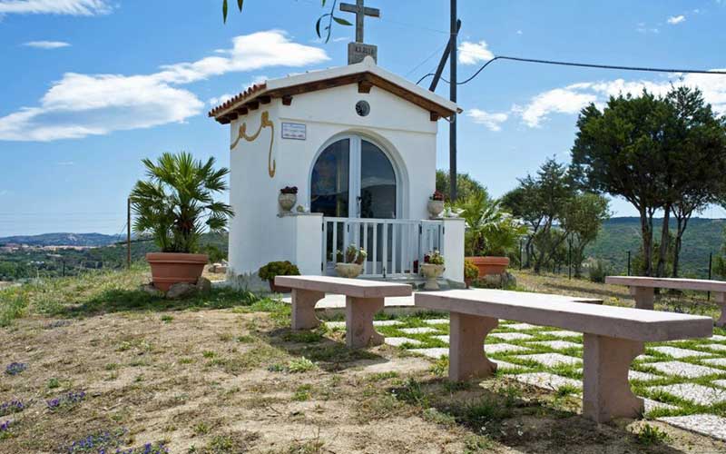 Chiesa della madonna Porto Pozzo in Sardegna Il giglio di mare